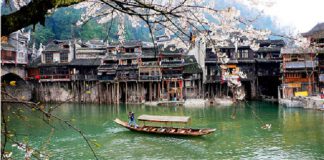 Cẩm nang du lịch Phượng Hoàng Cổ Trấn bạn nên mang theo