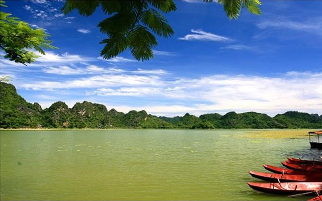 Khung cảnh non nước hữu tình của hồ Quan Sơn
