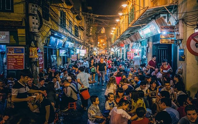 Vì sao phố đêm Tạ Hiện ở Hà Nội lại được du khách yêu thích