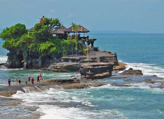 Tham quan đền Tanah Lot - Ngôi đền linh thiêng và độc đáo khi du lịch Indonesia